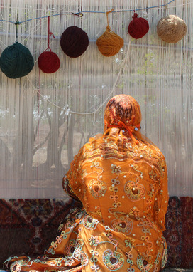 درخشش خورشید از لابه‌لای تاروپود فرش ایرانی